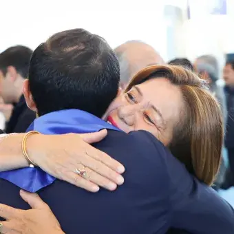 Alumnos de profesional disfrutan de grandes momentos en su graduación.