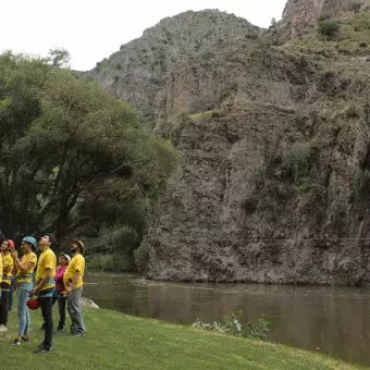 Alumnos del Tec terminando de hacer rappel en el Parque EcoAlberto