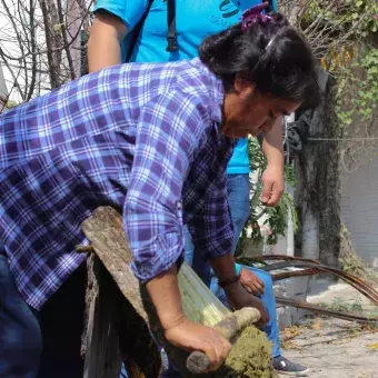 Mujer hñahñu procesando el maguey para hacer ixtle