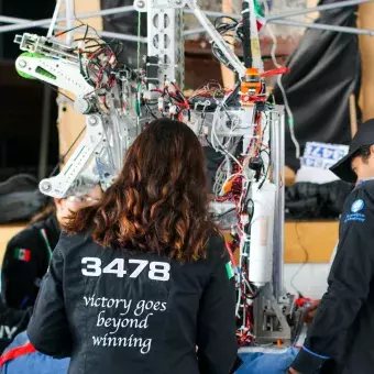 Equipo LamBot 3478 con su líder de Pits.