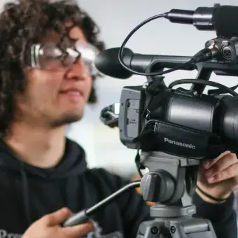 Integrante de LamBot como camarografo.