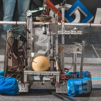 Robot MR-E concursante del equipo de monarch-e