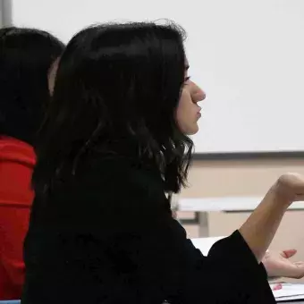 Pareja de debatientes participando en el formato Oxford.