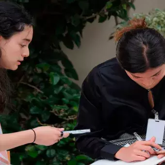 Alumnas momentos antes de entrar a una ronda de debate.