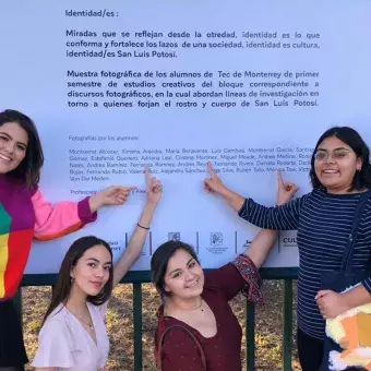 Integrantes frente a la placa explicativa del proyecto