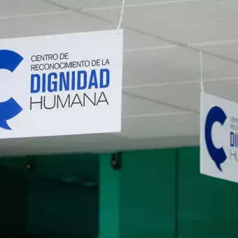 Carteles colgantes del techo con el logo del CRDH