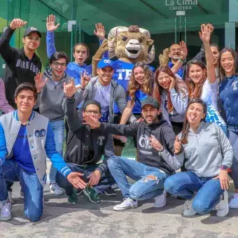 Comunidad Tec y directivos posando para la foto de inauguración