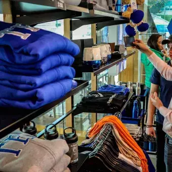 Estudiantes viendo la mercancía dentro de la Tecstore