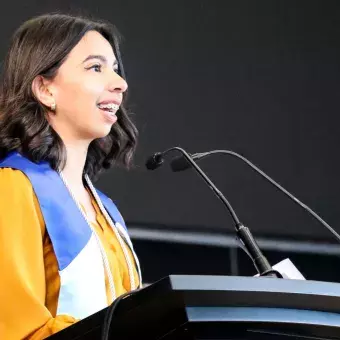 Alumnos de profesional y posgrado disfrutan de grandes momentos en su graduación.