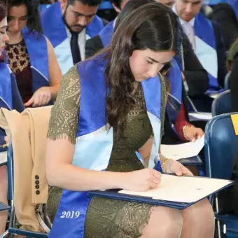 Alumnos de profesional y posgrado disfrutan de grandes momentos en su graduación.