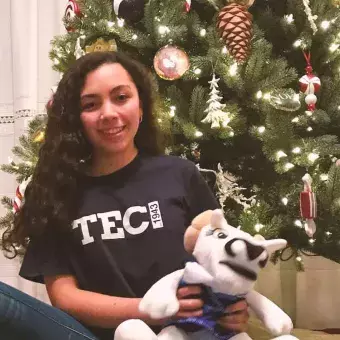 Alumna del Tec campus Toluca con su árbol de Navidad