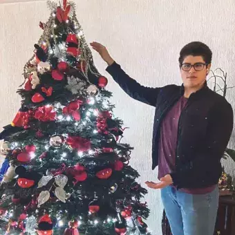 Alumno del Tec campus Toluca con su árbol de Navidad