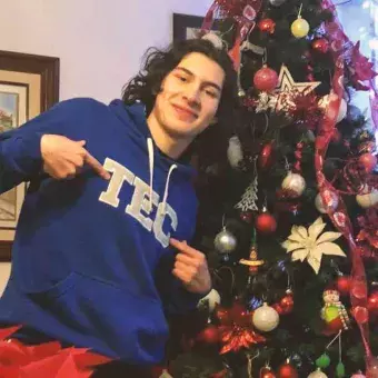 Alumno del Tec campus Toluca con su árbol de Navidad