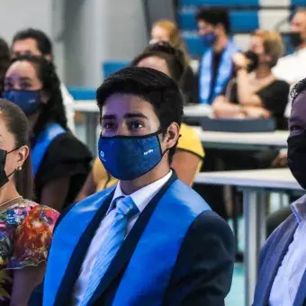 Alumno y papás en ceremonia de graduación