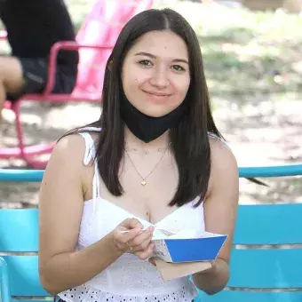 Alumna en Jardín de las Carreras degustando sus chilaquiles Tec en el festejo de 78 Aniversario del Tec de Monterrey, campus Monterrey