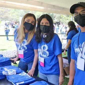 Staff de alumnos que realizaron la entrega de playeras conmemorativas del 78 Aniversario del Tec.