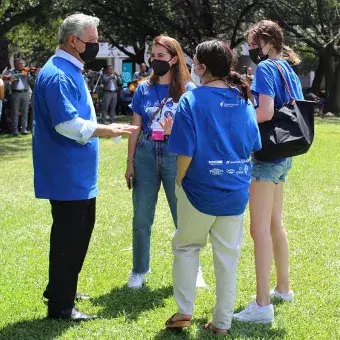 Mario Adrián Flores, vicepresidente de Región Monterrey charlando con estudiantes.