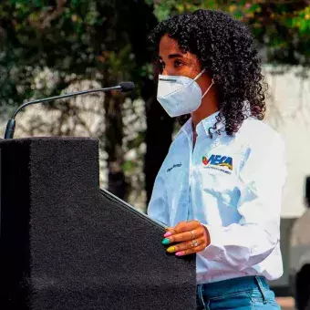 Charivel-Fermín-brinda-discurso-en-ceremonía-árbol-de-la-fraternidad-campus-monterrey-2021