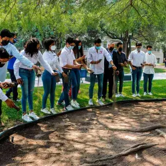 alumnos-esparciendo-tierra-en-árbol-de-la-fraternidad-campus-monterrey-2021