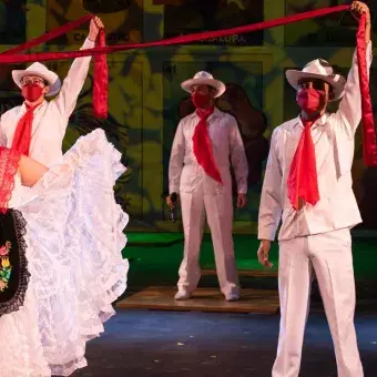 Bailarines en el escenario del Luis Elizondo