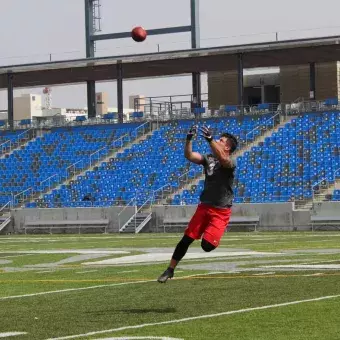 jugador-capturando-el-balón-NFL-international-combine-mexico-2021