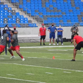 Jugadores-en-jugada-de-contacto-NFL-international-combine-mexico-2021