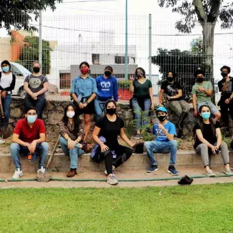 El grupo estudiantil, exhausto pero satisfecho, toma una foto para conmemorar su esfuerzo.