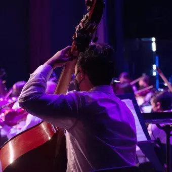 Alumnos en el área de cuerdas de la Orquesta