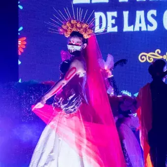 La catrina de pasio pasa a la pasarela mostrando su vestido