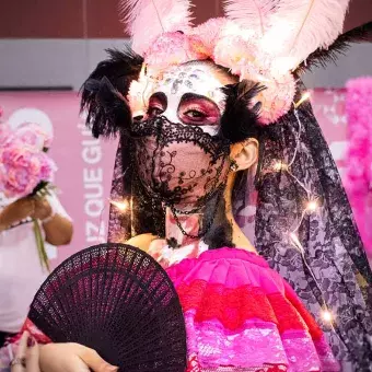 Una catrina posando con su vestuario rosa