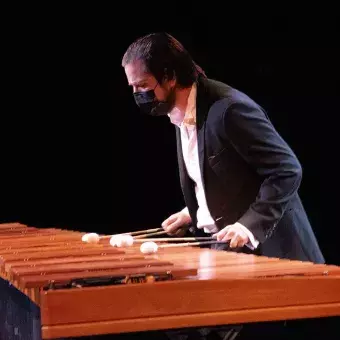 Eusebio Sánchez en su solo de Marimba