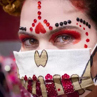 La catrina mira a la cámara enseñando su maquillaje final