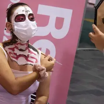 La catrina de revo se maquilla sola La catrina de revo se maquilla huesos en el cuello