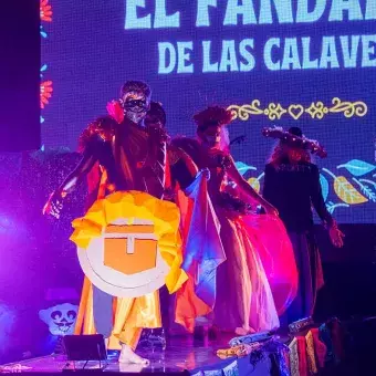 En la pasarela  pasaron varias catrinas al escenario