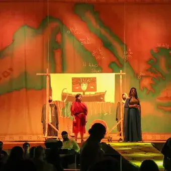 Una de las escenas intermedias del musical