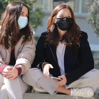 Estudiantes disfrutando de una mañana soleada en campus Monterrey