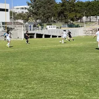 A por el balón, desde todas las direcciones.