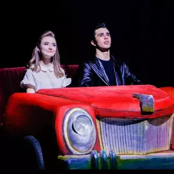 Los personajes Sandy y Danny protagozinan el musical 'Grease'