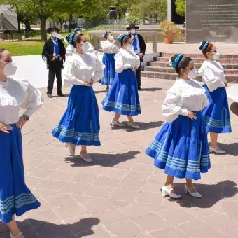 Presentación de Raíces durante el desfile Cultural 