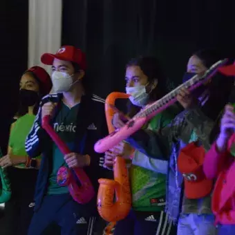 La banda, tocando los instrumentos inflables.