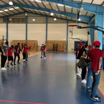 El equipo rojo, intentando cruzar el "suelo de lava".