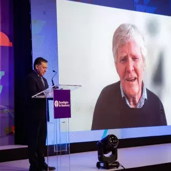 Michael W. Young, ganador del premio Nobel, estudió los ciclos circadianos de las moscas de la fruta, que son similares al del ser humano.