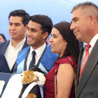 Graduando y sus padres.