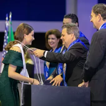 Ana Elena Blanchet siendo condecorada con mención honorífica