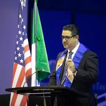 El VP Eric Pascual dando su discurso a los graduandos