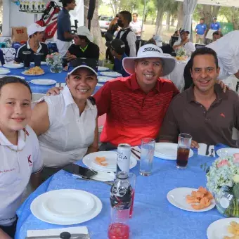 Algunos de los competidores y sus familias desayunando