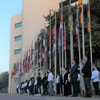 Se llevó a cabo una guardía junto a las banderas de los países de donde provienen alumnos extranjeros.