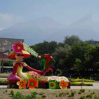 Una catrina acostada frente a Rectoría.