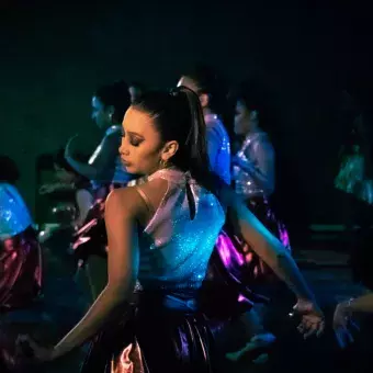 Bailarina de espaldas a la cámara