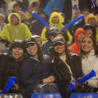 La afición presente a pesar del mal clima